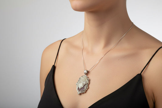 Pendente in Cammeo incisione "Profilo di Donna"