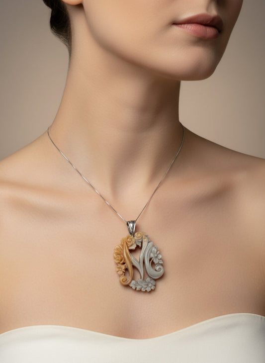 Pendente in Cammeo incisione "Lettere" M