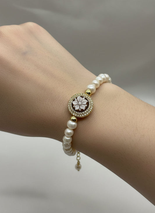 Bracciale in Perle e Cammeo incisione "Fiori"
