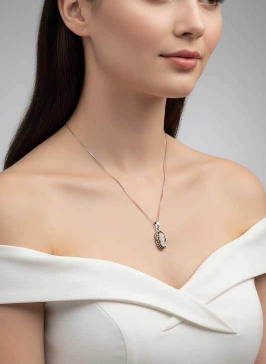 Pendente in Cammeo incisione "Profilo di Donna"