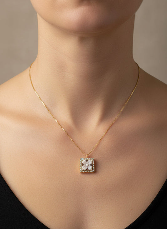 Collana in Cammeo incisione "Fiore"