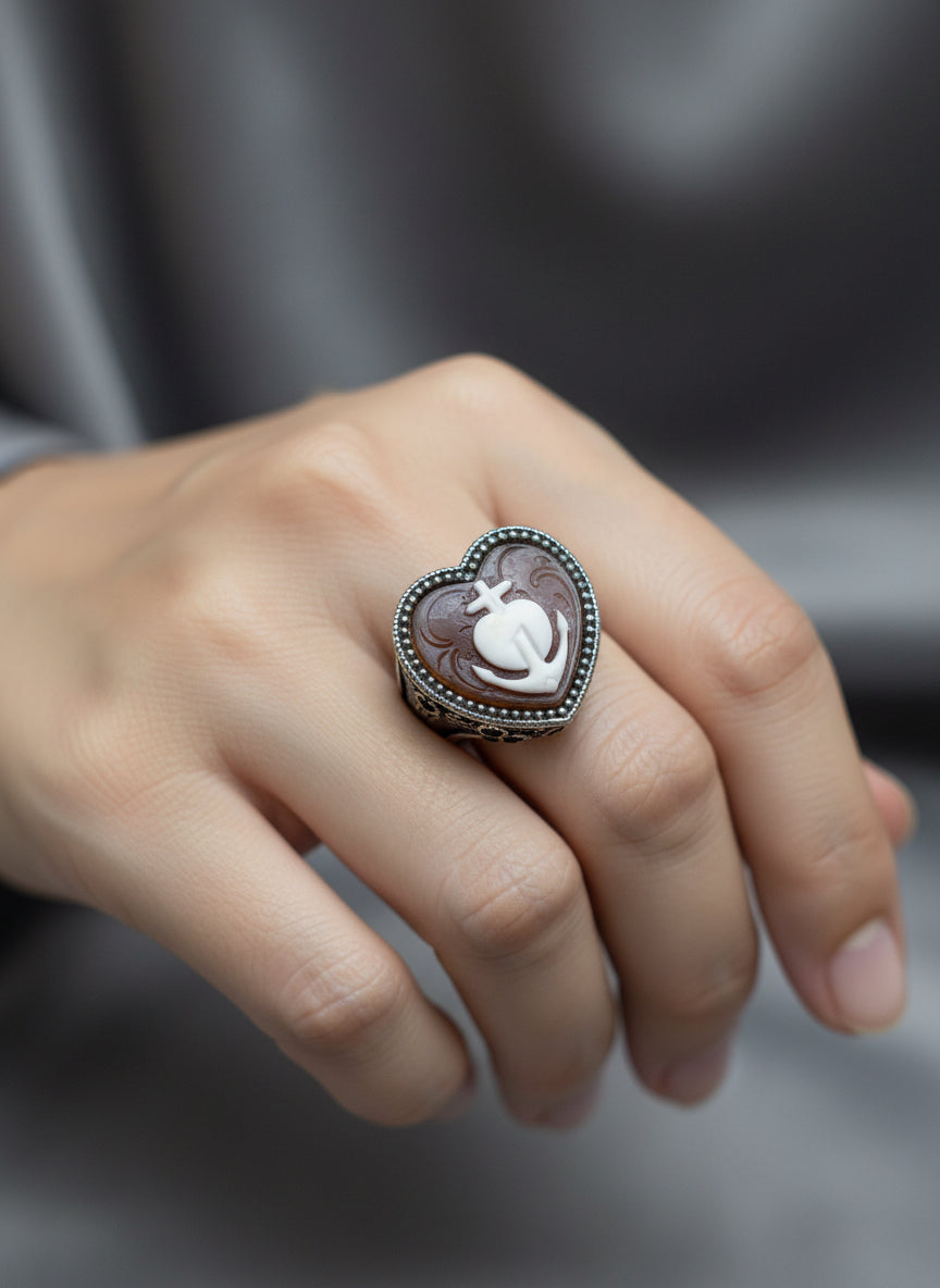 Anello in Cammeo Incisione "Cuore Sacro"