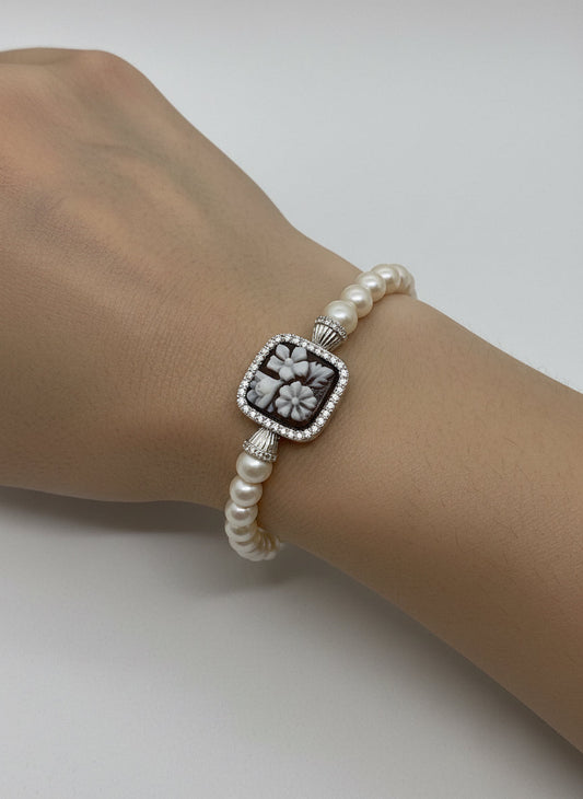 Bracciale in Perle e Cammeo incisione "Fiore"