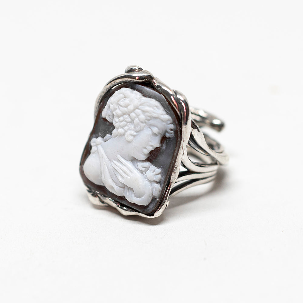 Anello-Cammeo-Artistico-Volto-Donna-con-Mano