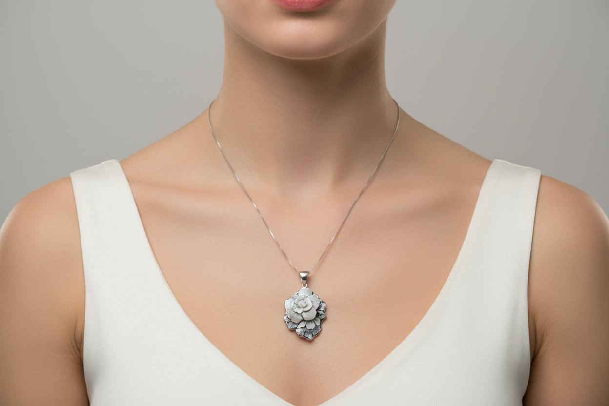 Pendente in Cammeo incisione "Fiore"