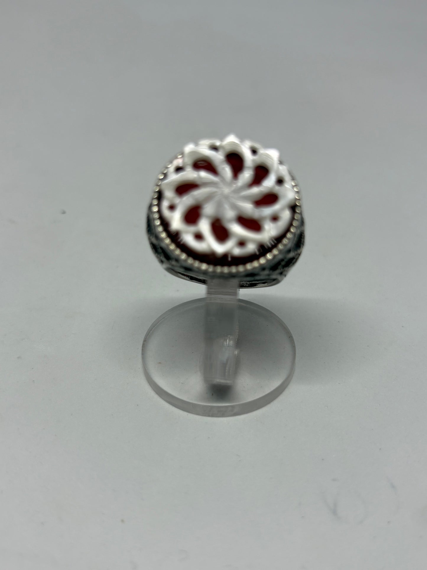 Anello in Agata e Madreperla Incisione "Fiore"