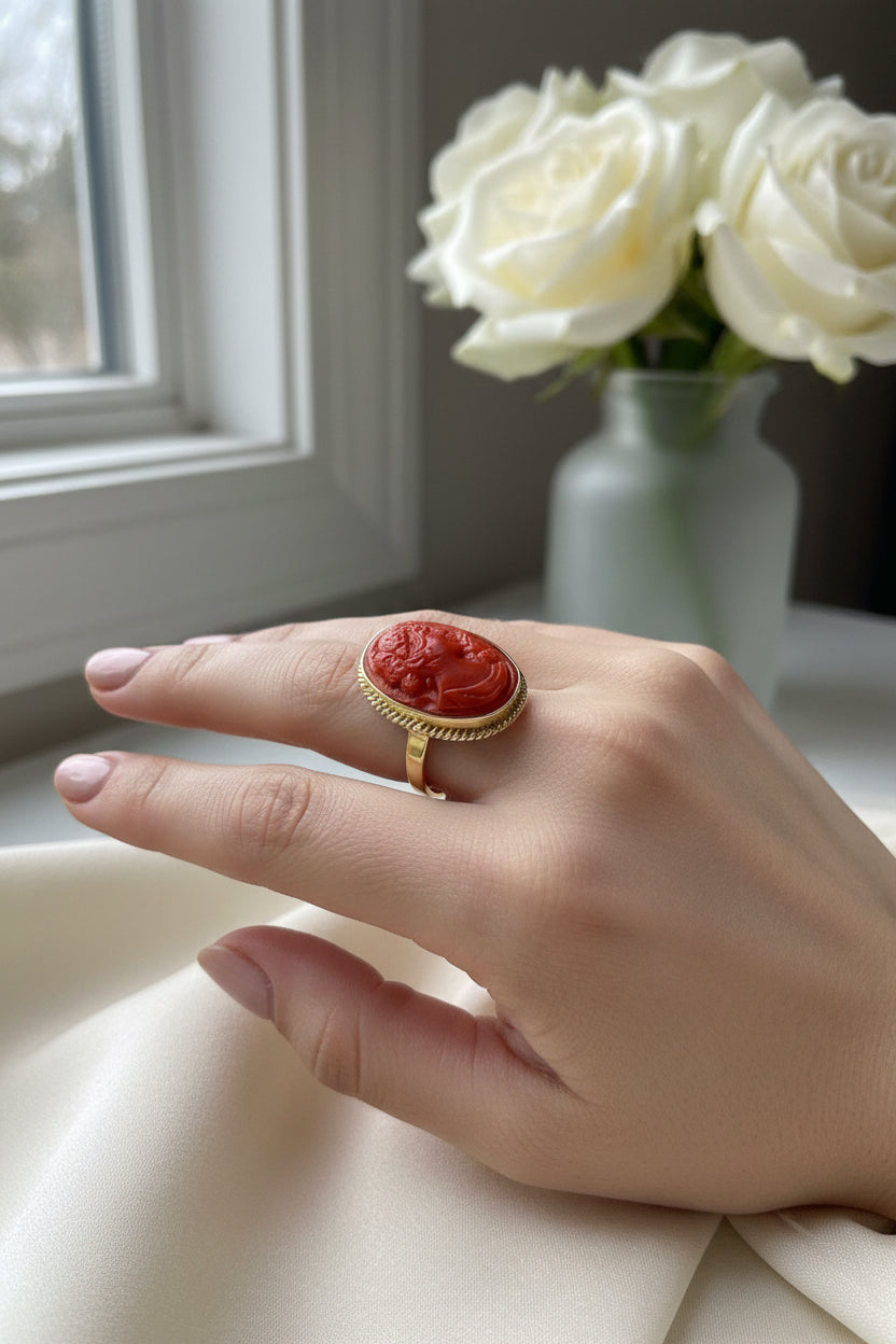 Anello in Corallo incisione Volto di Donna