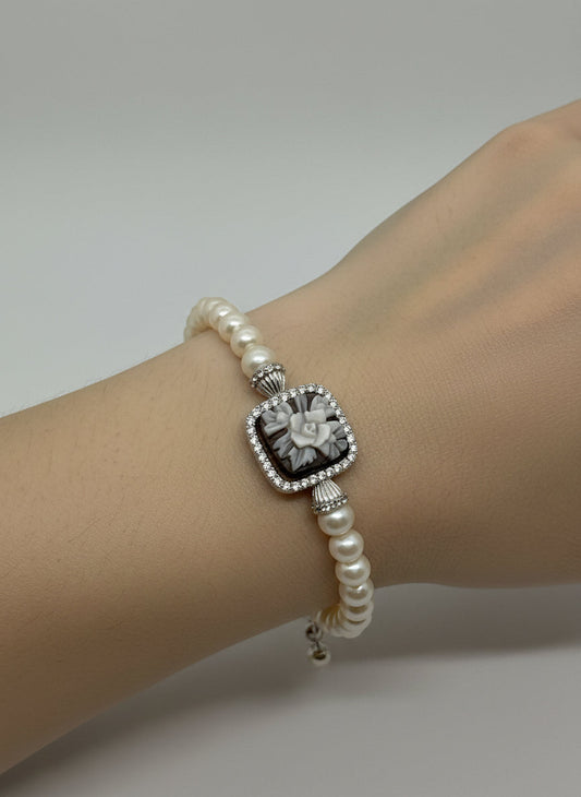 Bracciale in Perle e Cammeo incisione "Fiore"