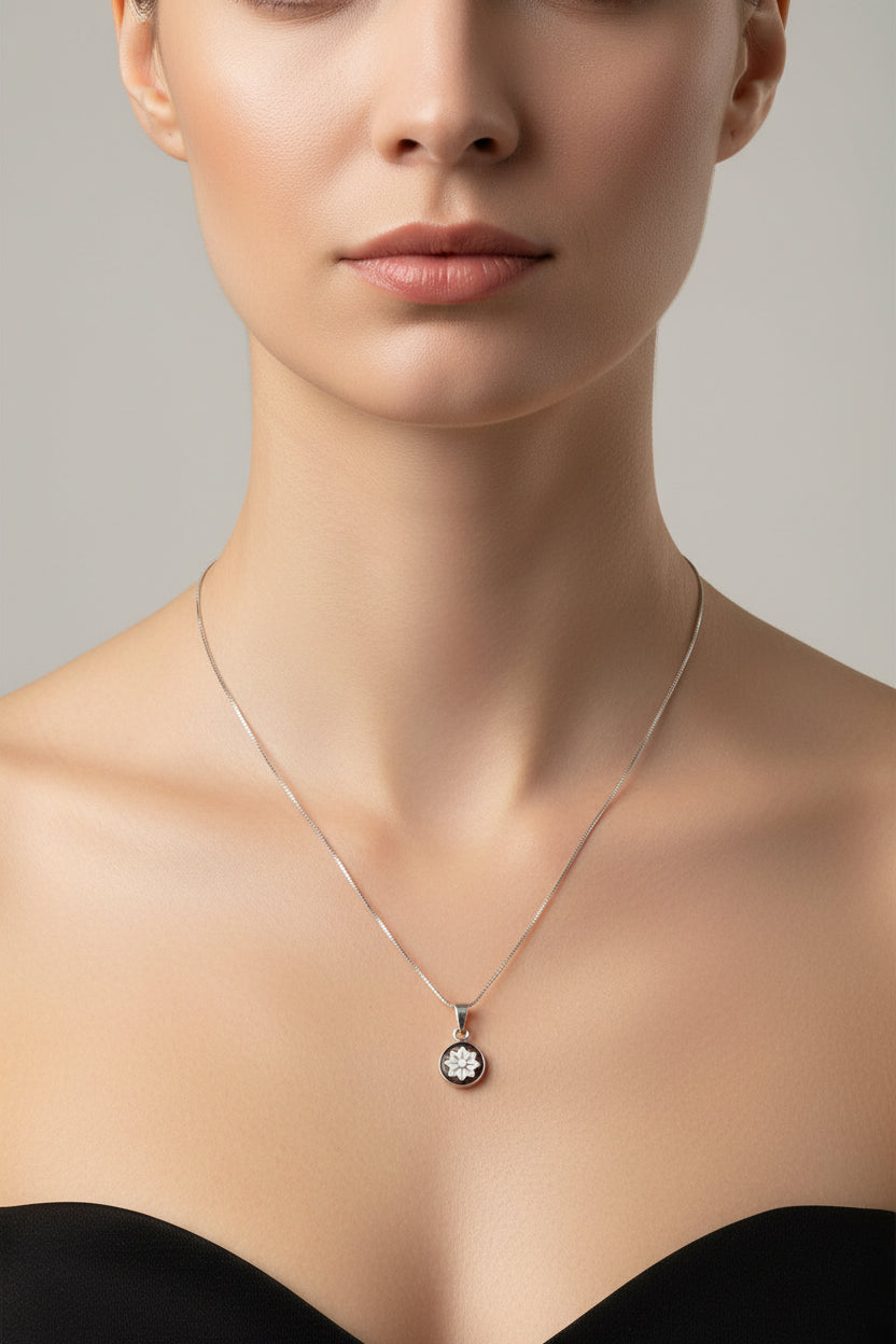 Pendente in Cammeo incisione "Fiore"