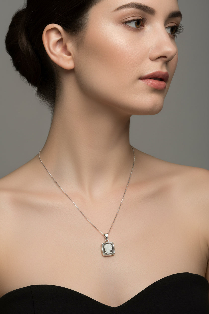 Pendente in Agata incisione "Profilo di Donna"