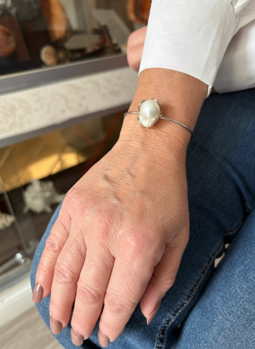 Bracciale Rigido con Perla Barocca