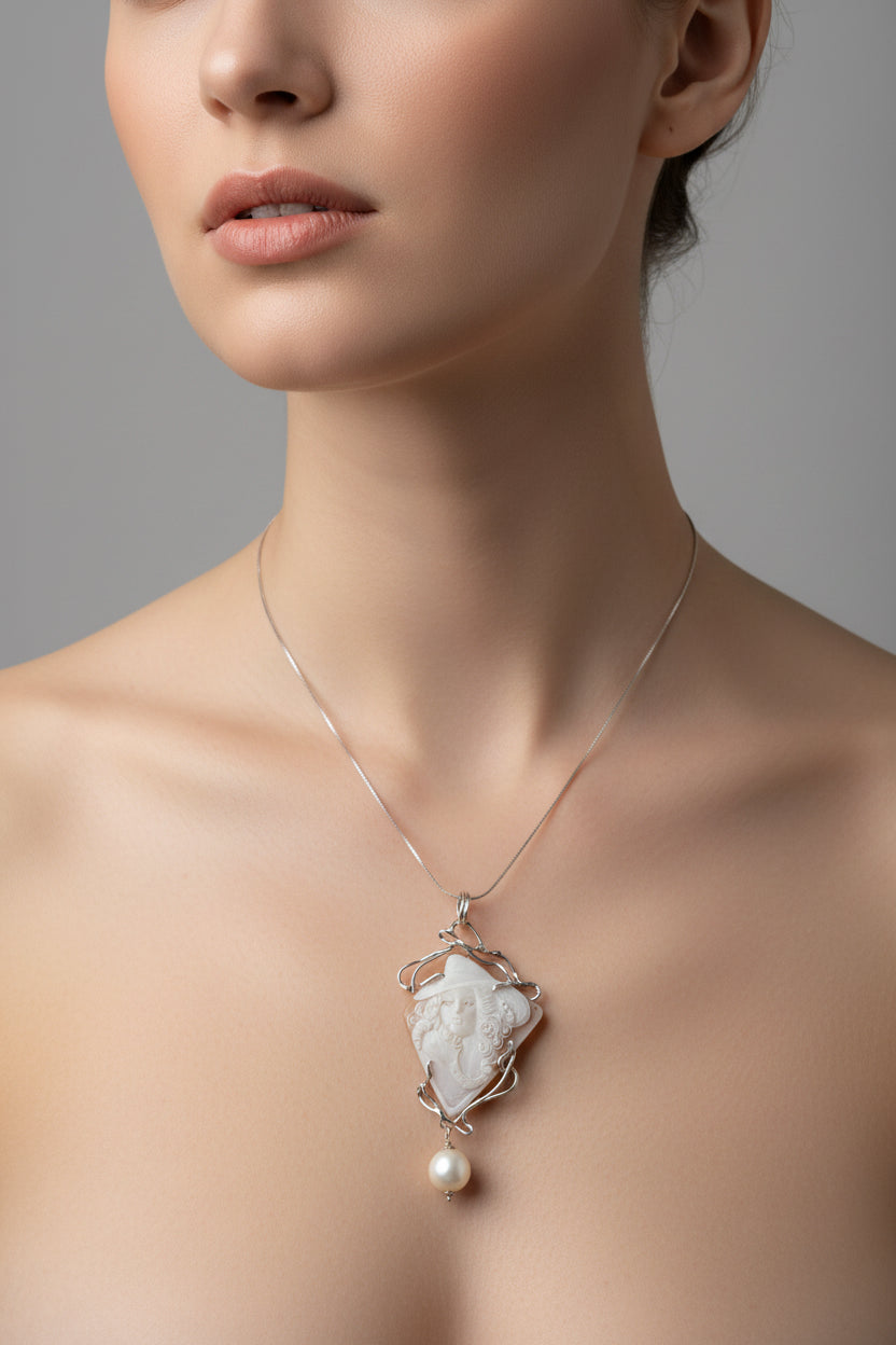 Pendente in Cammeo incisione Volto di Donna