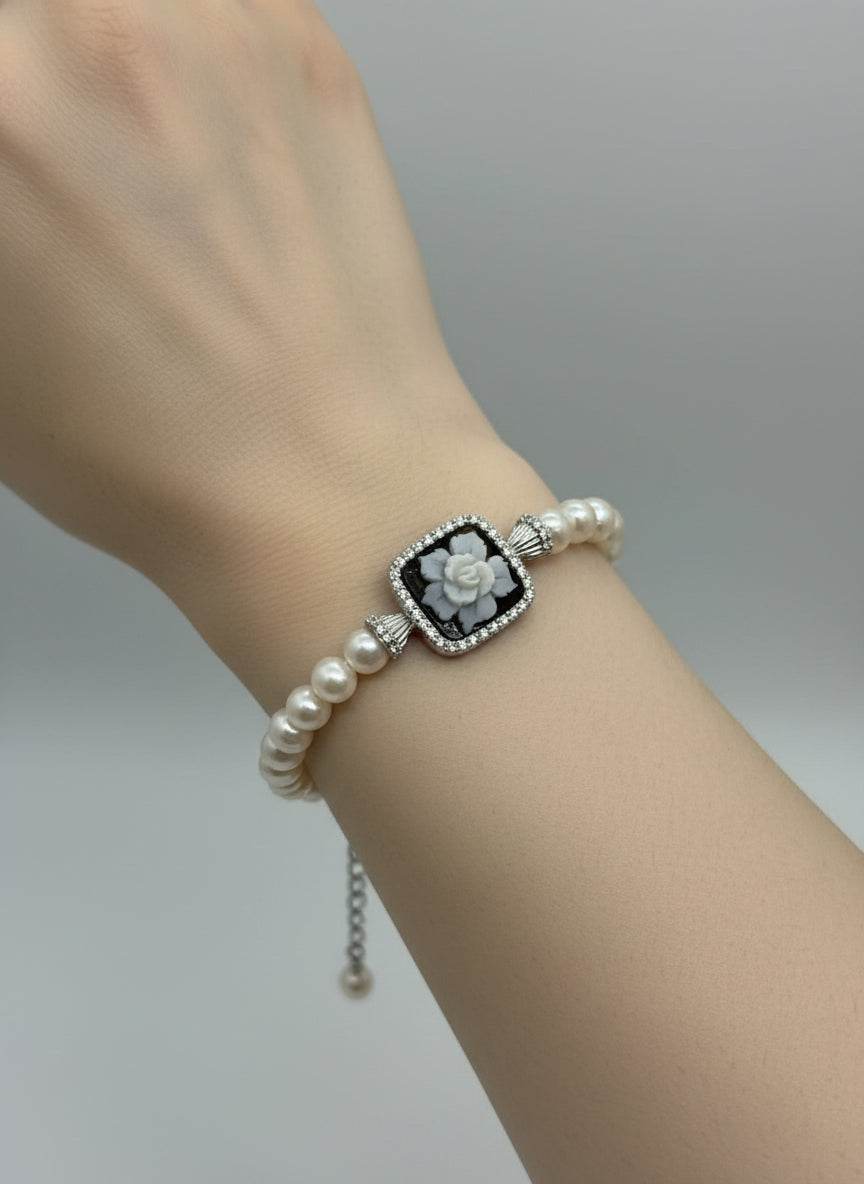 Bracciale in Perle e Cammeo incisione "Fiore"