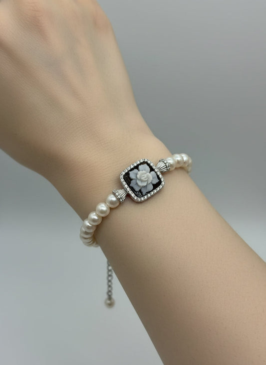 Bracciale in Perle e Cammeo incisione "Fiore"
