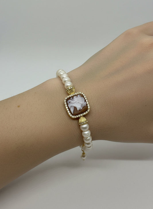 Bracciale in Perle e Cammeo incisione "Profilo di Donna"