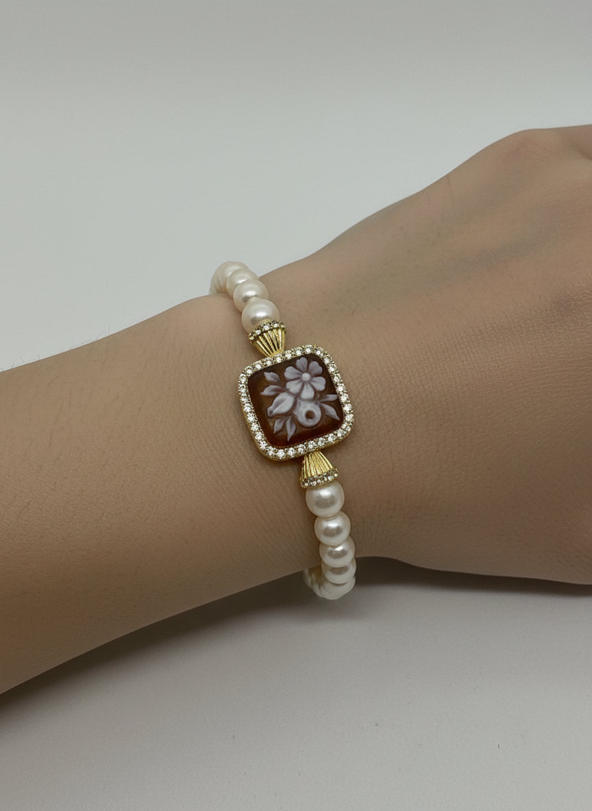Bracciale in Perle e Cammeo incisione "Fiori"