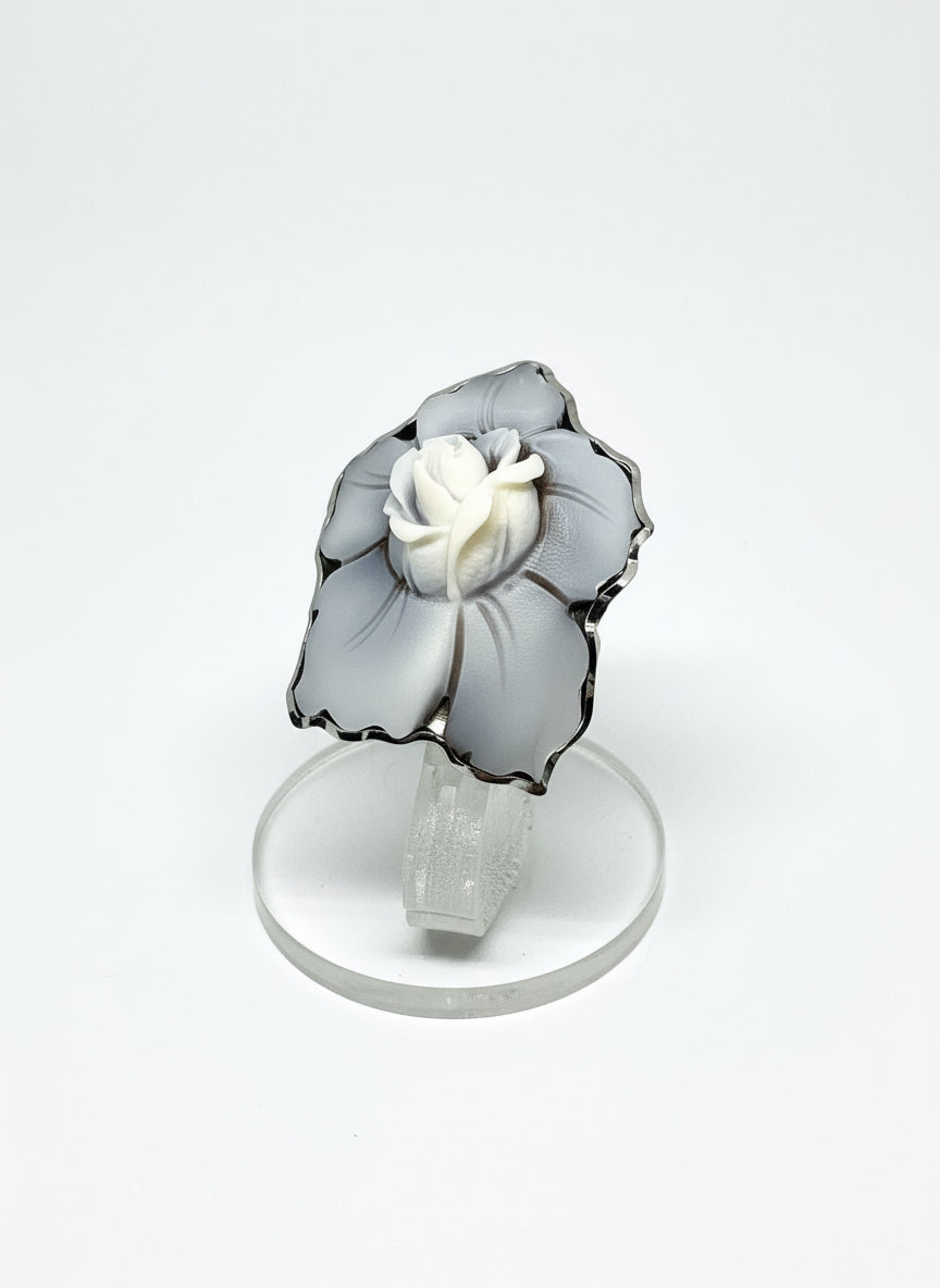 Anello in Cammeo con Fiore in Rilievo