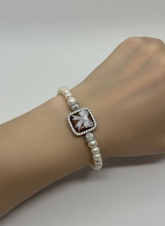 Bracciale in Perle e Cammeo incisione "Fiocco"