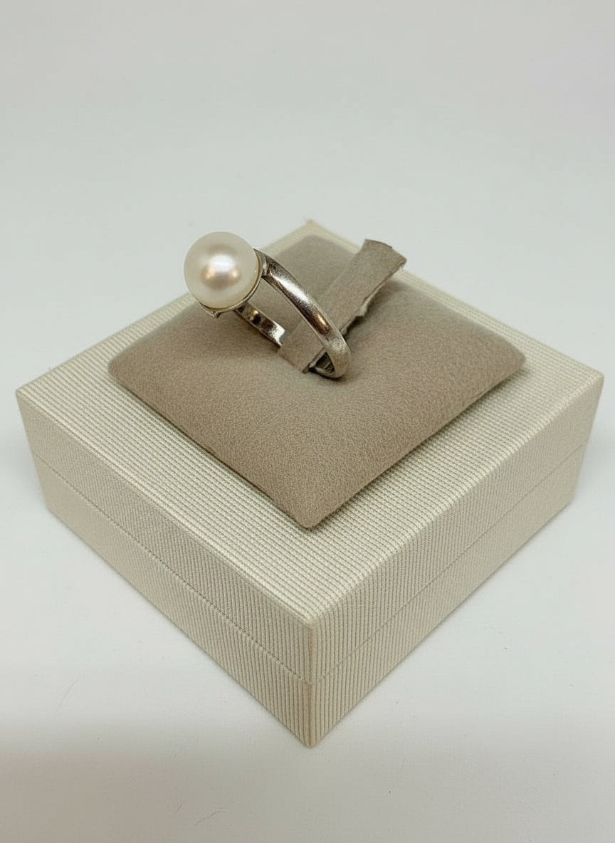Anello con Perla Centrale