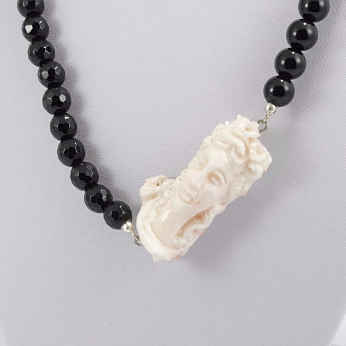 Collana Agata e Corallo inciso con Volto Donna