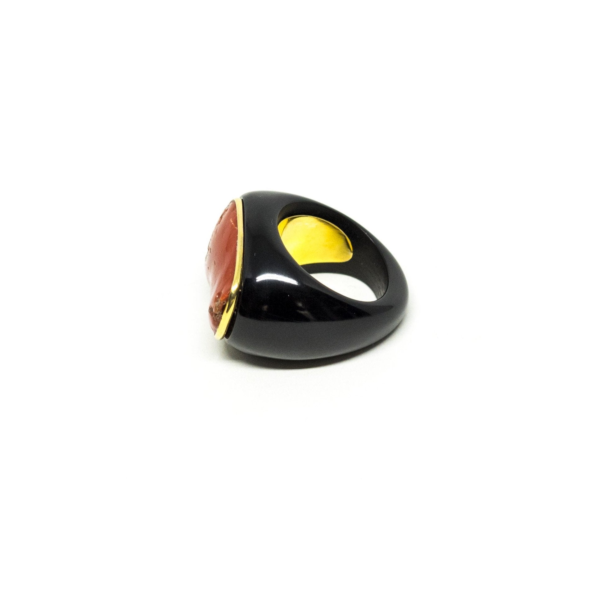 Anello in Pasta nera e Corallo Rosso