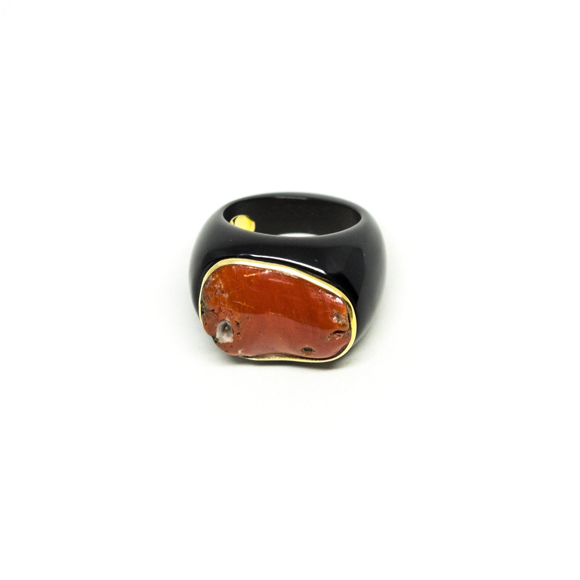 Anello in Pasta nera e Corallo Rosso