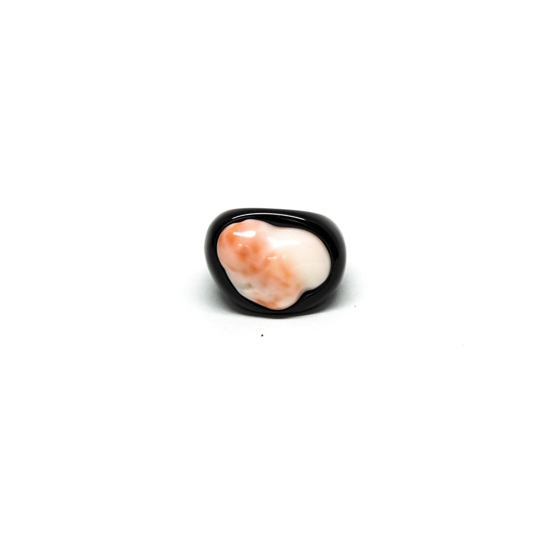 Anello in Pasta Nera e Corallo Rosa