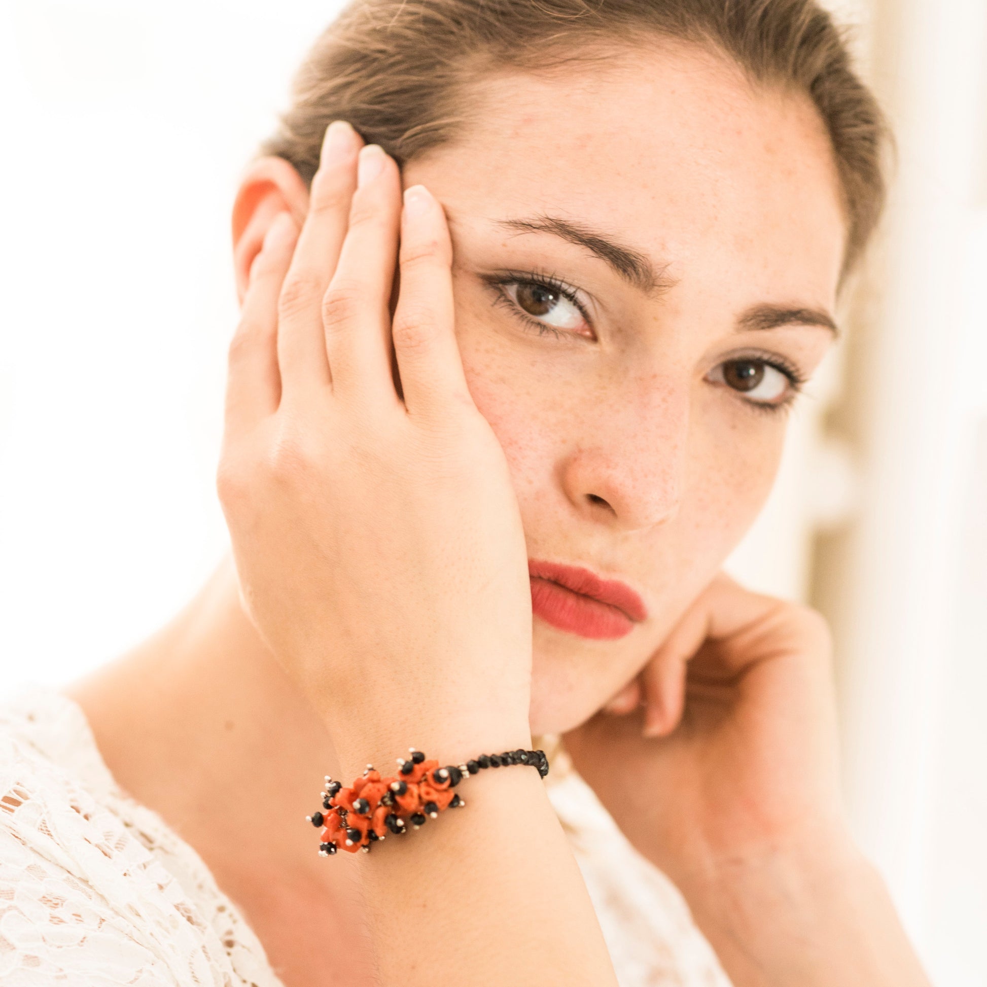 Bracciale in Agata Nera Sfaccettata e Corallo Rosso 