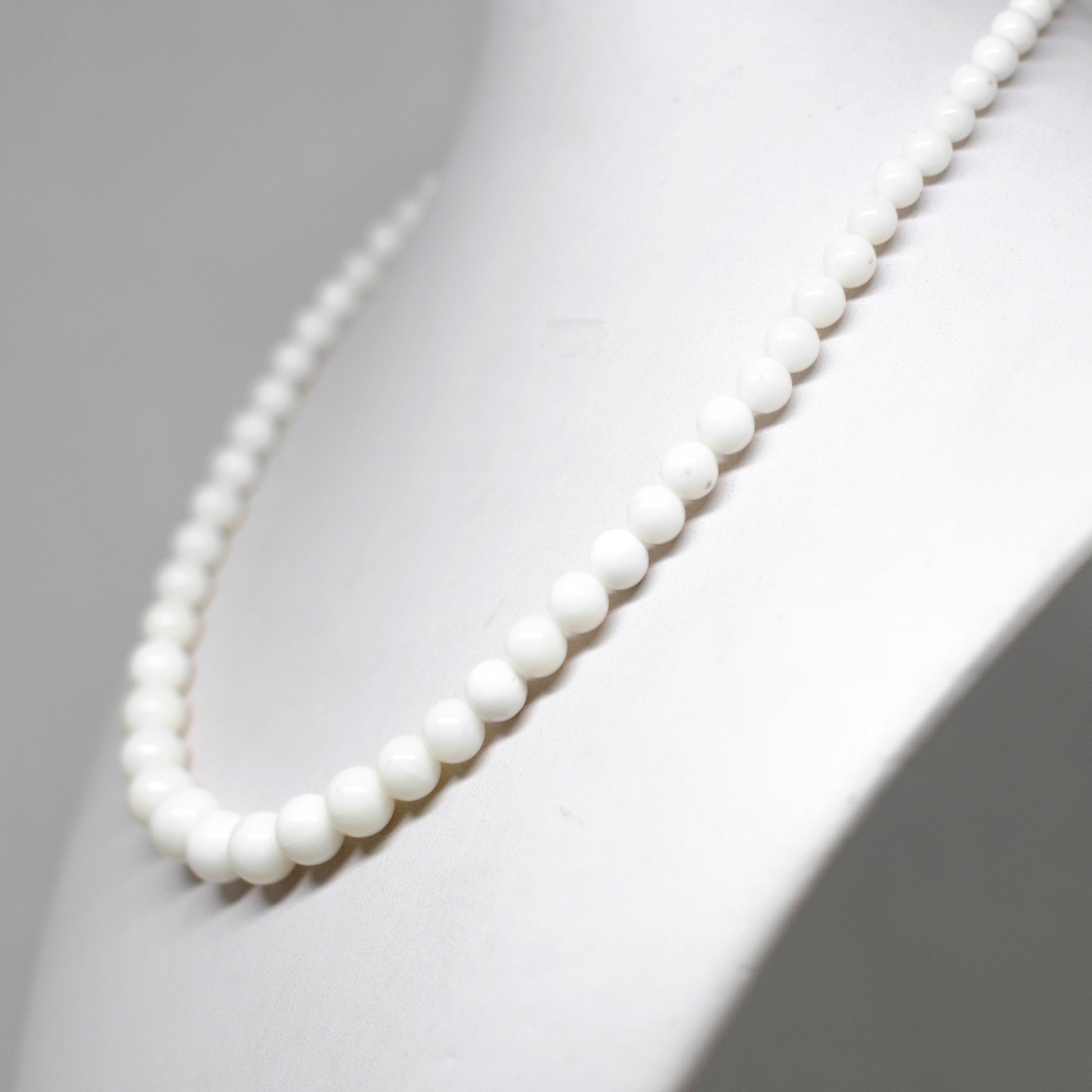 Collana-in-Perle-di-Corallo-Bianco