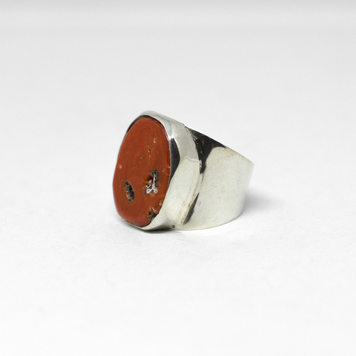 Anello con corallo rosso