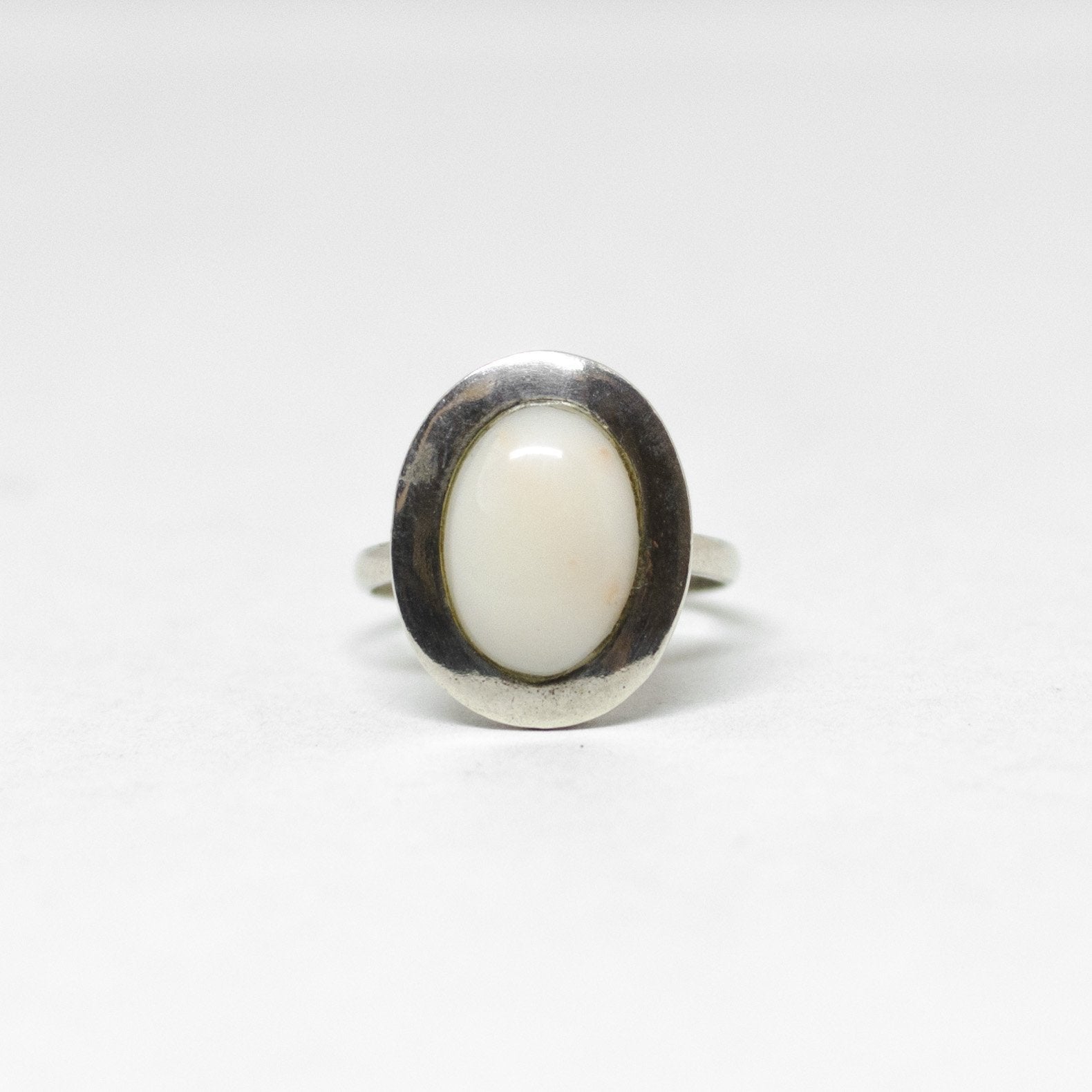 Anello-in-Argento-e-Corallo-Bianco