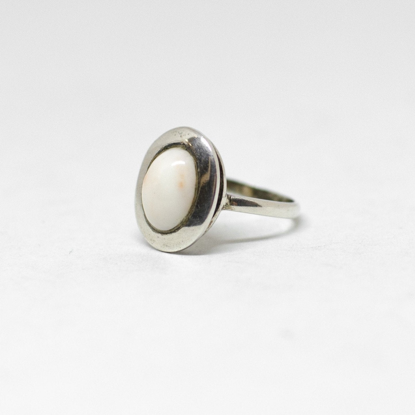 Anello-in-Argento-e-Corallo-Bianco