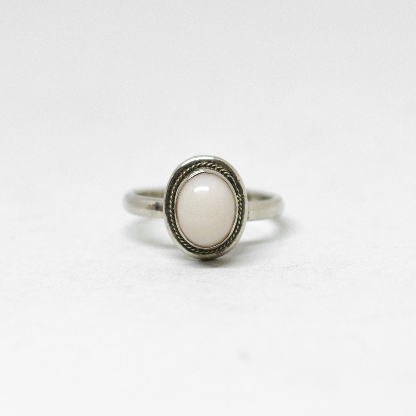 Anello-in-Argento-e-Corallo-Bianco