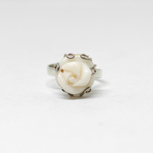 Anello-Rosa-Scolpita-su-Corallo-Bianco