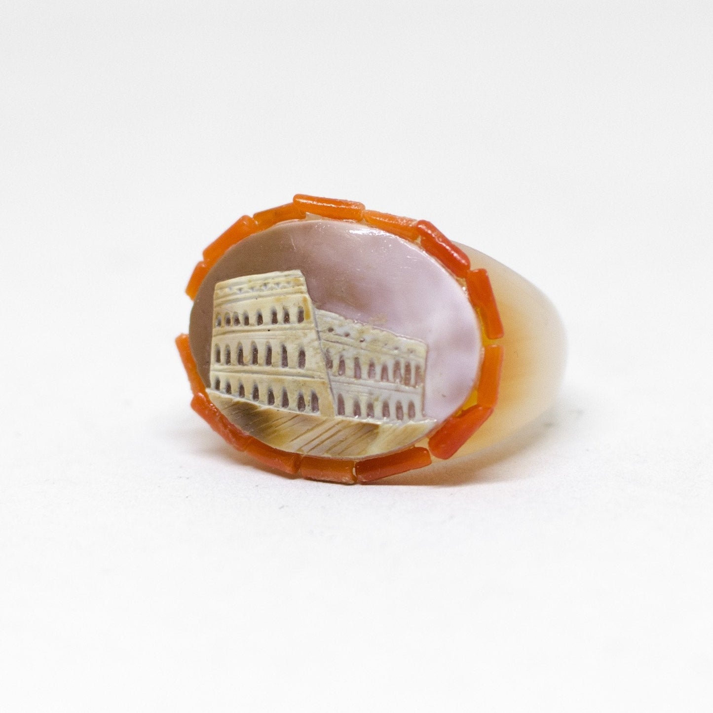 Anello cammeo con corallo "Colosseo"