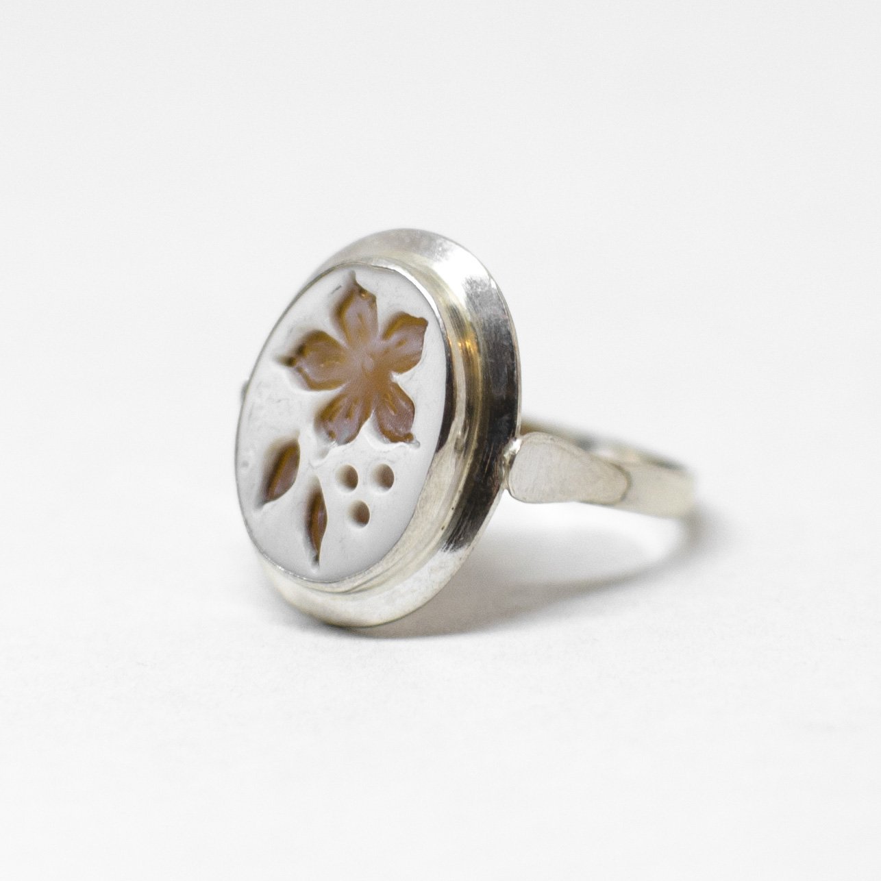 Anello Cammeo Incisione Inversa Fiori