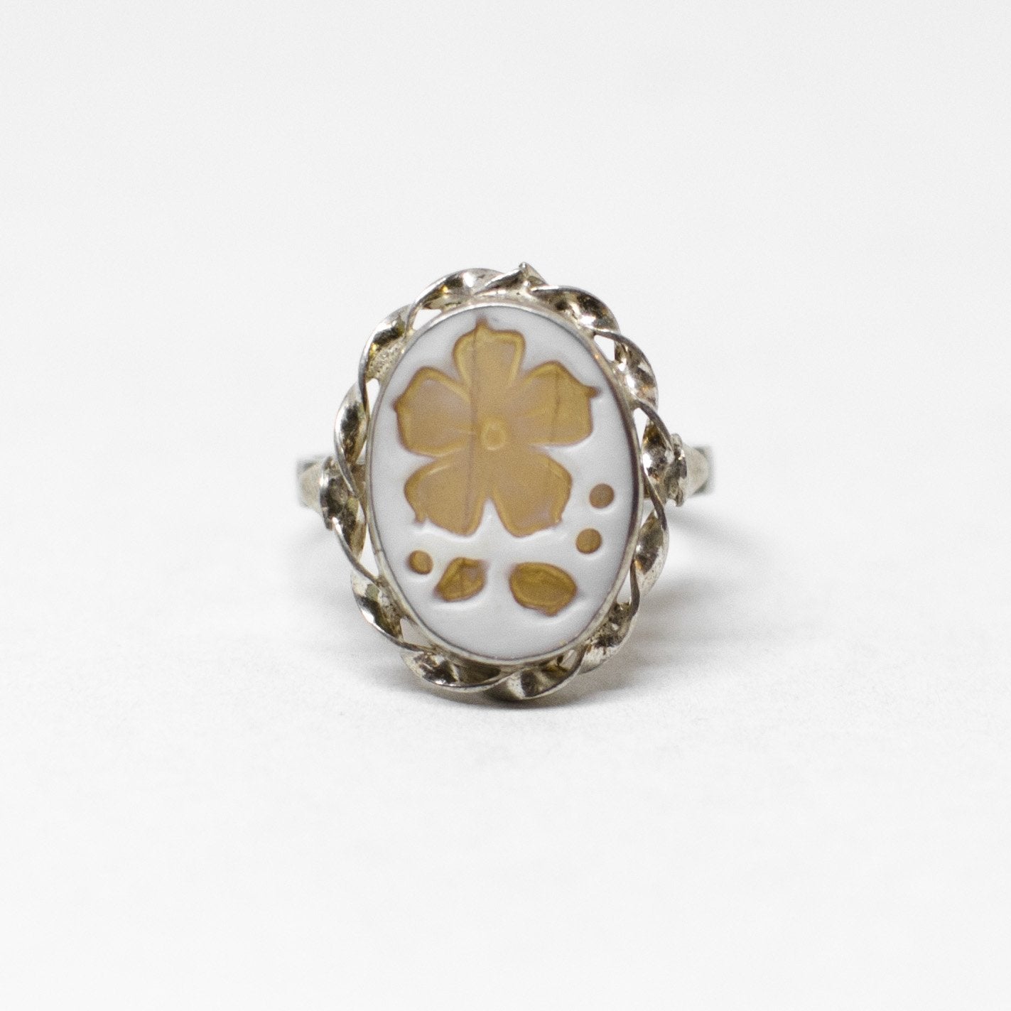 Anello Cammeo Incisione Inversa Fiori