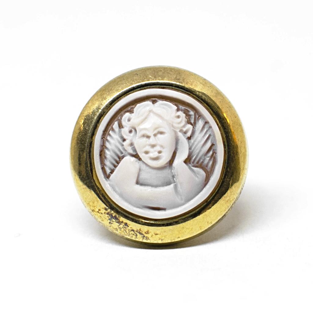 Golden ring with Putti engraving