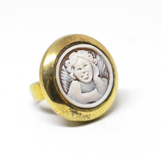 Golden ring with Putti engraving