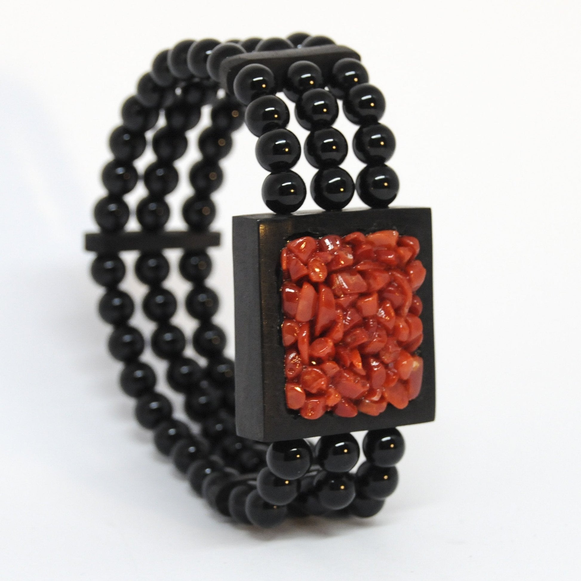 Bracciale con Perle Nere e Corallo Rosso