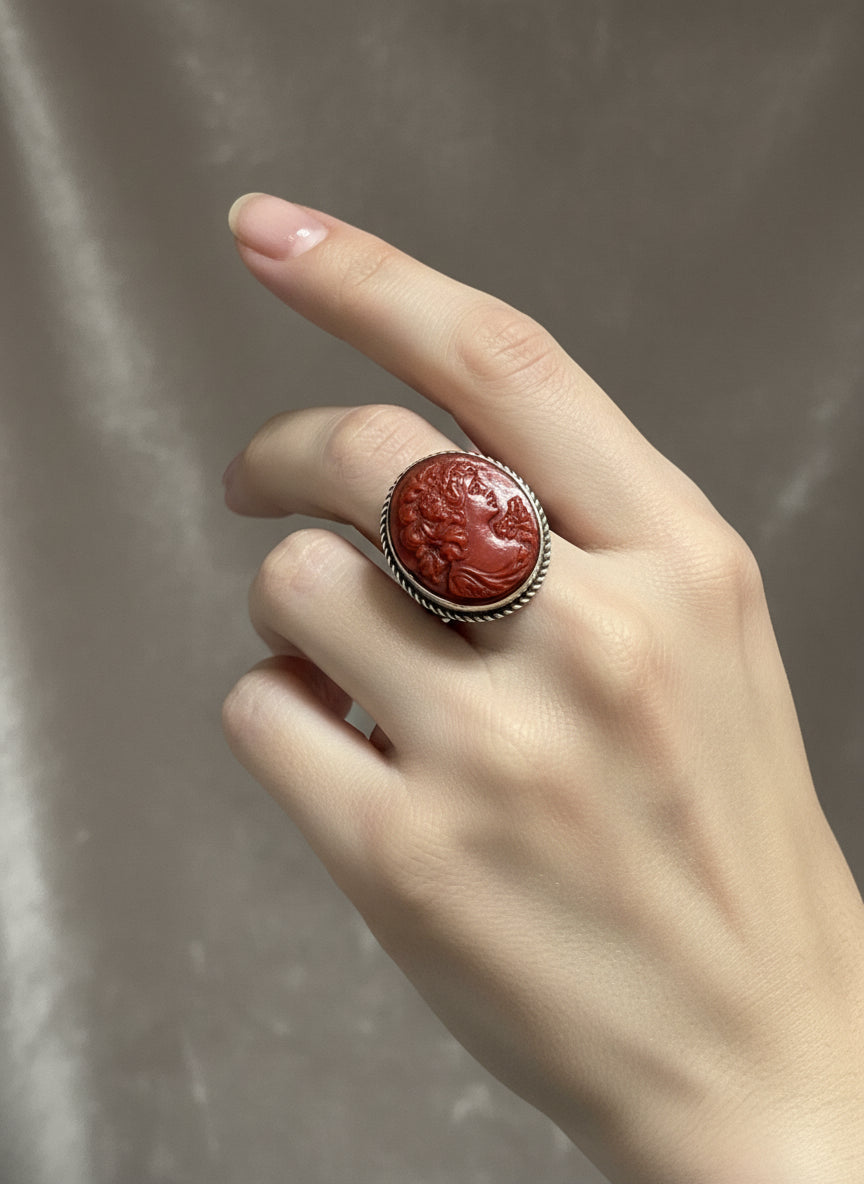 Anello in  Cammeo e Pasta di Corallo