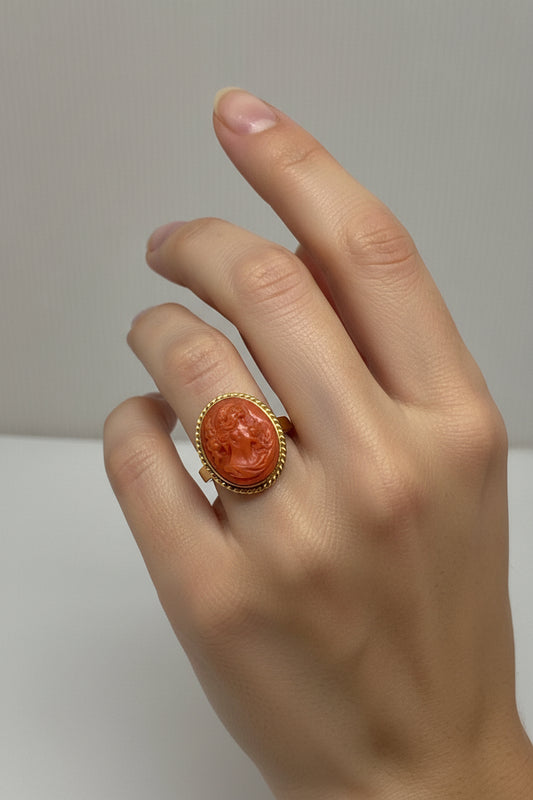 Anello in Corallo incisione Volto di Donna