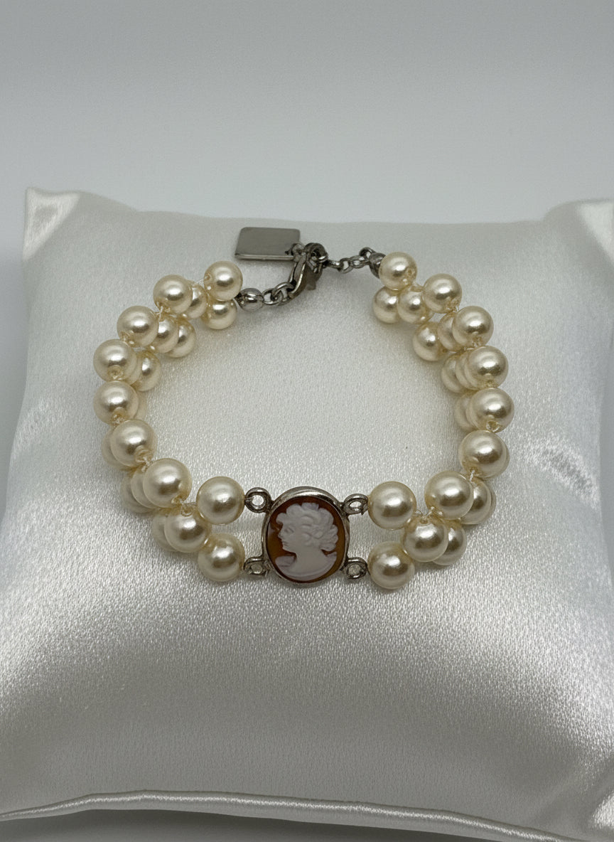 Bracciale in Perle e Cammeo incisione "Profilo di Donna"