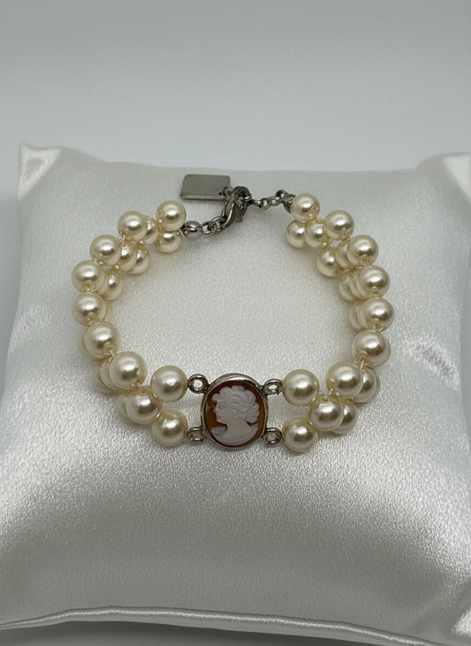 Bracciale in Perle e Cammeo incisione "Profilo di Donna"