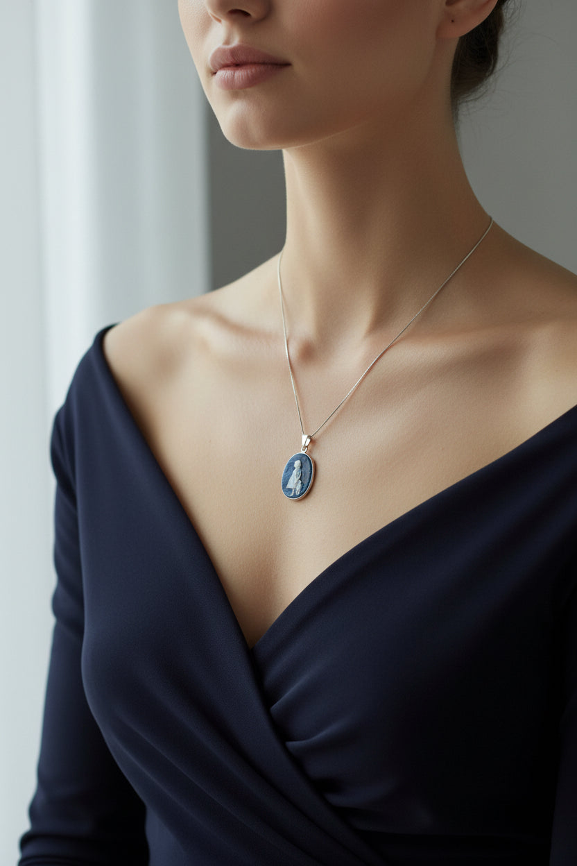 Pendente in Agata raffigurante Bambina con Cappello