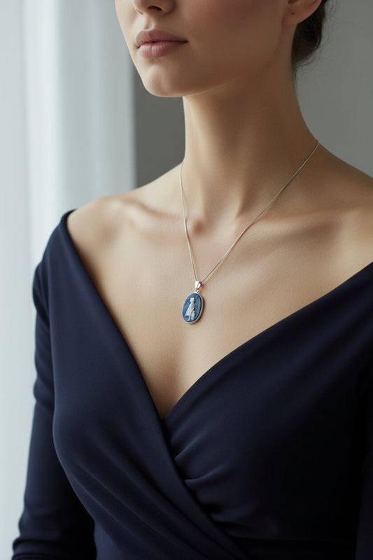 Pendente in Agata raffigurante Bambina con Cappello