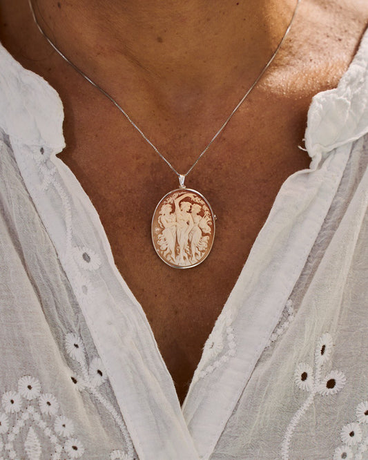 Spilla Pendente in Cammeo  “Le Tre Grazie”