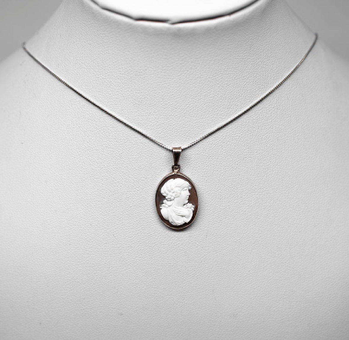 *Pendente Cammeo Artistico Profilo Donna con Dettaglio della Mano