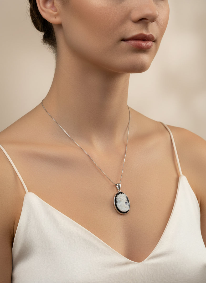 Pendente in Cammeo Artistico inciso "Profilo di Donna"