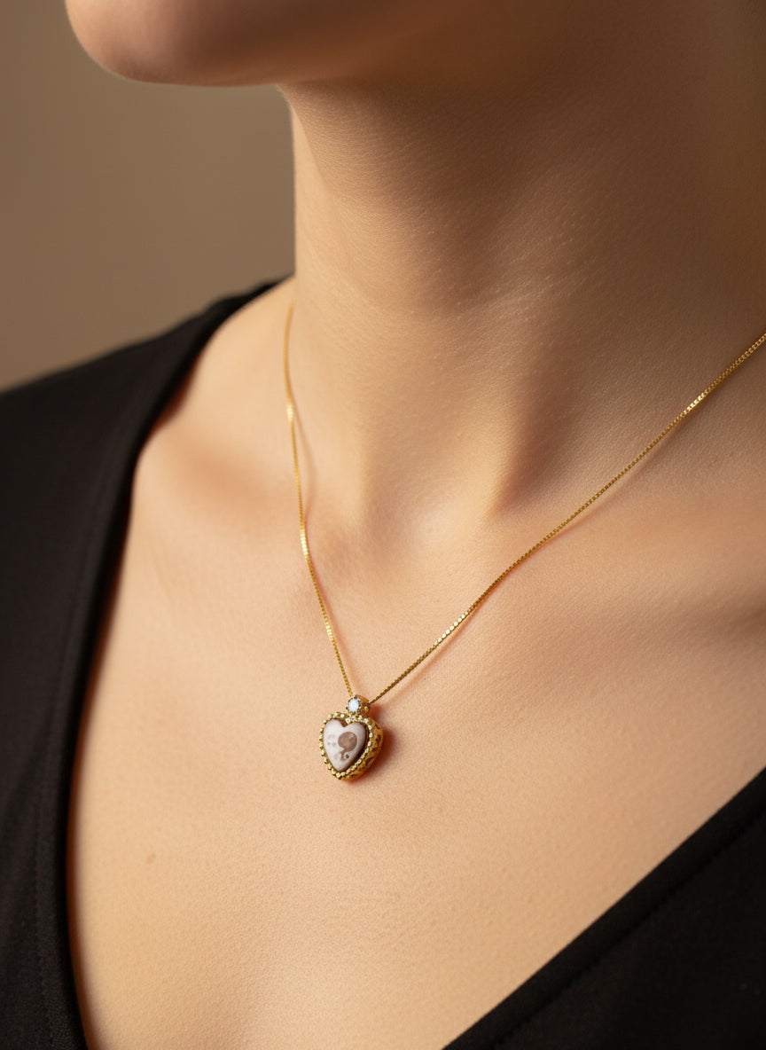 Collana in Cammeo Cuore incisione "Luna"